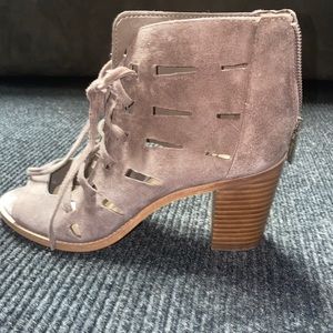 Vince Camuto Sandles